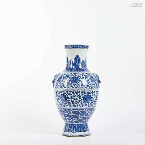 Grand vase balustre en porcelaine et émaux bleu et blanc, à ...