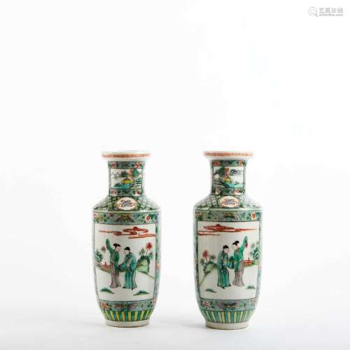 CHINE<br />
Paire de vases balustres en porcelaine à décor a...