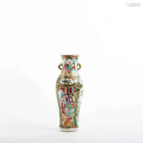 CHINE <br />
Vase balustre à deux anses en porcelaine à déco...