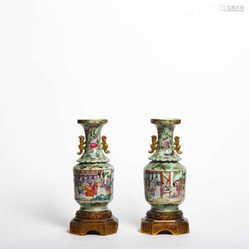 CHINE<br />
Paire de petits vases en porcelaine polychrome.<...