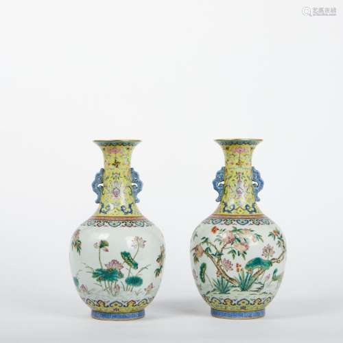 CHINE<br />
Paire de vases balustres à 2 anses en porcelaine...