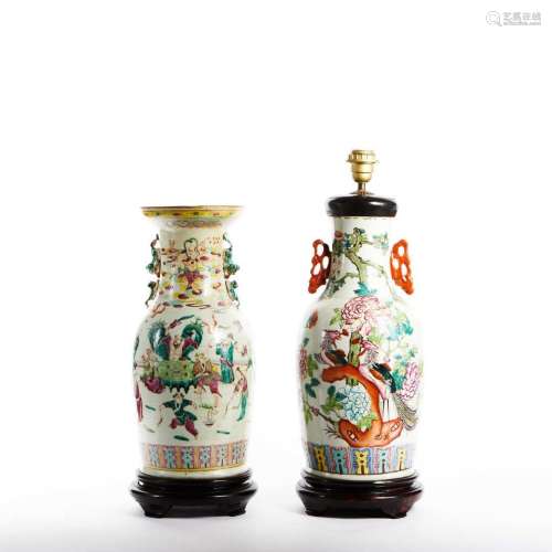 CHINE<br />
Deux grandes potiches en porcelaine polychrome.<...