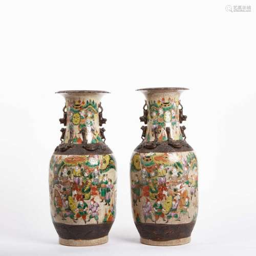 CHINE<br />
Paire de vases en grès polychrome à décors de sc...