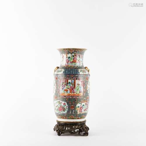 CHINE<br />
Paire de vases balustres à 2 anses à décor polyc...