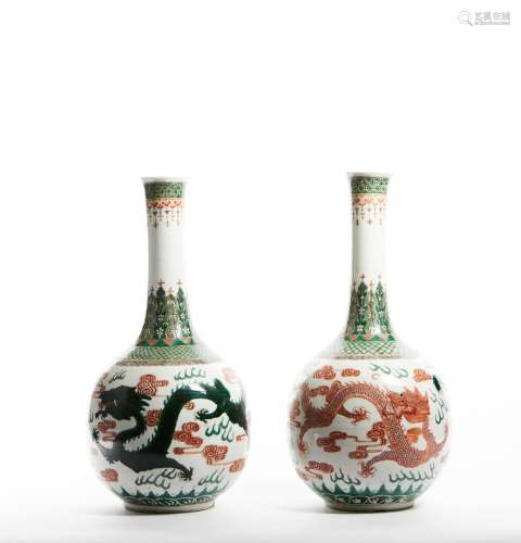 Paire de vases bouteilles à décor de dragons. <br />
Chine, ...