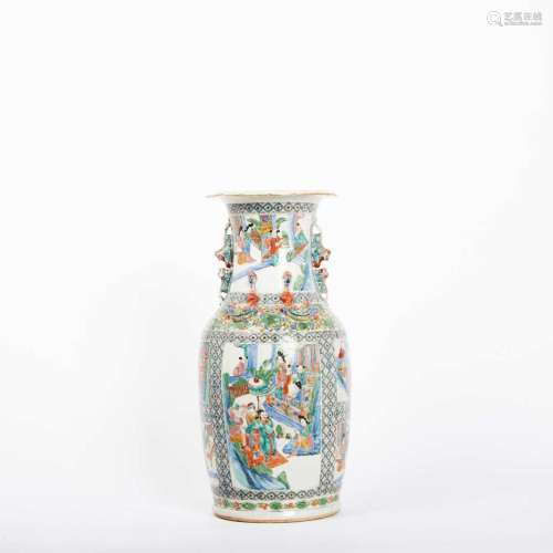 CHINE<br />
Vase balustre à 2 anses en porcelaine à décor po...