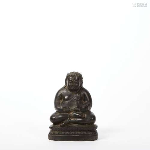 CHINE<br />
Bouddha en bronze de patine brune, représenté as...