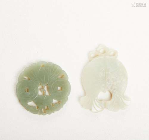Deux éléments type pendentifs en jade dont l'un figurant des...