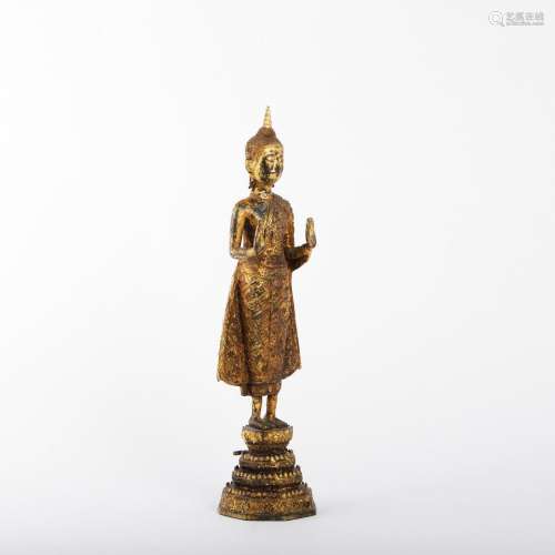 Bouddha en bronze debout sur une base finement décorée, les ...