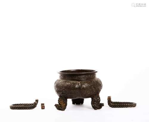 Pot-pourri tripode en bronze à patine noire à décor de chien...