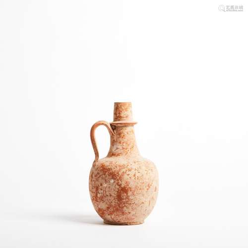 Vase bouteille en terre cuite sigillée rouge<br />
1 anse in...