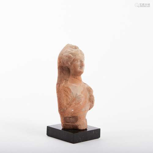 Statuette de femme et 2 têtes de statuette<br />
Terre cuite...