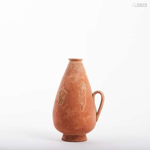 Vase en terre cuite rouge<br />
1 anse à décor de palmes, an...