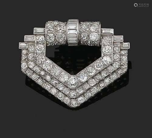 IMPORTANT CLIP « ÉCUSSON »Diamants taille ancienne et baguet...