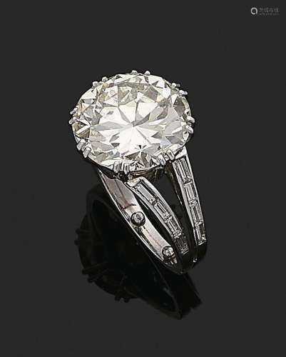 BAGUE « DIAMANT »Diamant rond taille brillant et diamants ba...