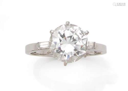 BAGUE « DIAMANTS »Diamant taille brillant et baguettesOr gri...