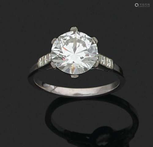 BAGUE « DIAMANTS »Diamant rond taille brillant, diamants cal...