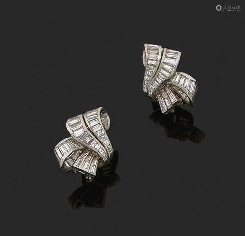 PAIRE DE MOTIFS D'OREILLES « VOLUTES »Diamants baguettesOr 1...