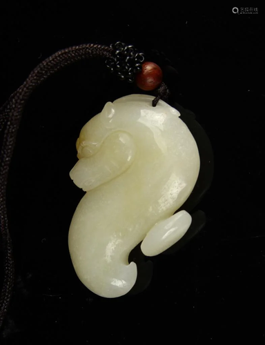 China, Qing dynasty, white jade dragon pendent, simplistic c...