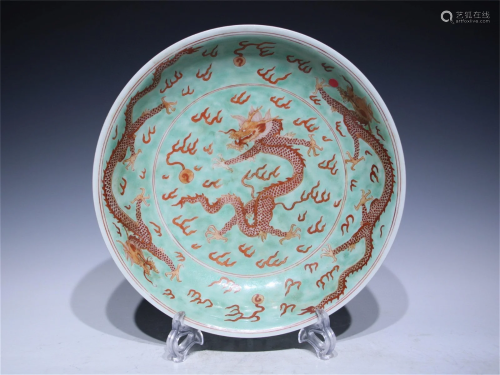 A Chinese Green Ground Wucai Glazed Porcelain Plate