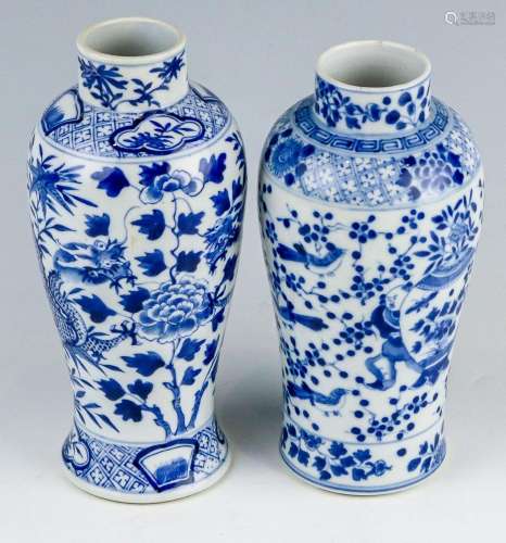 Zwei balusterförmige Vasen China