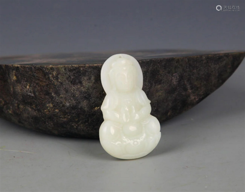 A FINE GUAN YIN STYLE PALE CELADON JADE PENDANT