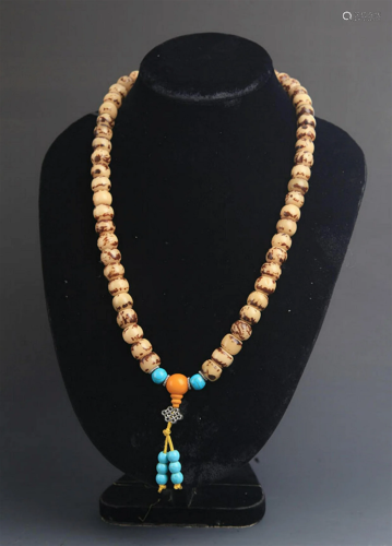 A FINE TIBETAN BUDDHA PU TI NECKLACE