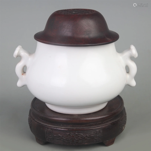 A WHITE GLAZEDD PORCELAIN INCENSE BURNER WITH RED WOOD COVER