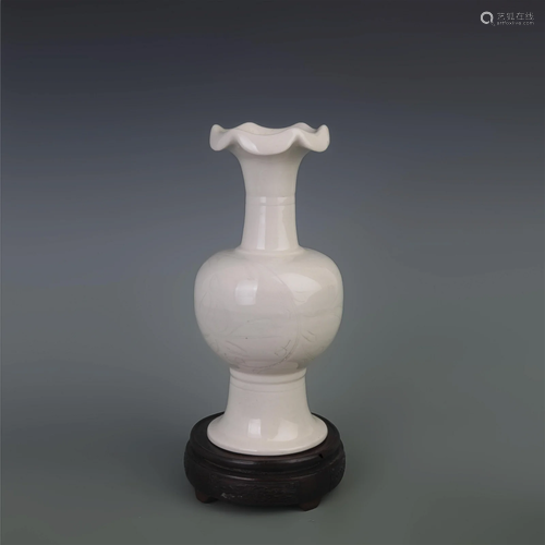 A FINE WHITE GLAZEDD FLOWER PATTERN PORCELAIN VASE