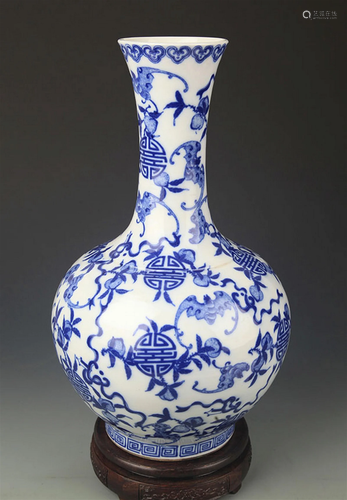 A TALL BLUE AND WHITE BAT PATTERN GROUND VASE