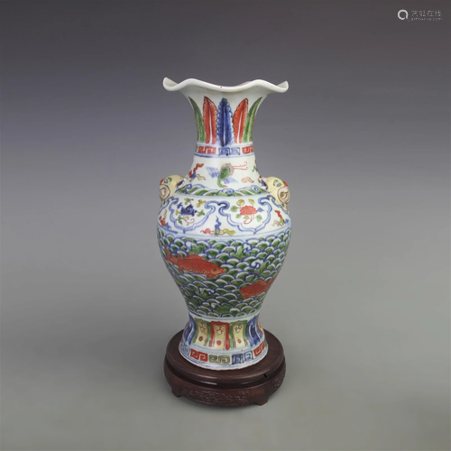 A FINE DOUCAI COLOR FISH PATTERN PORCELAIN VASE