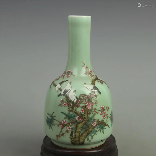 A GREEN GLAZEDD LUCKY MAGPIE PATTERN BELL SHAPED BOTTLE