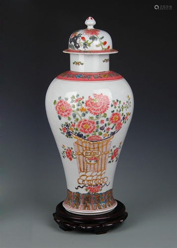 A FINE FAMILLE ROSE FLOWER PATTERN PORCELAIN VASE