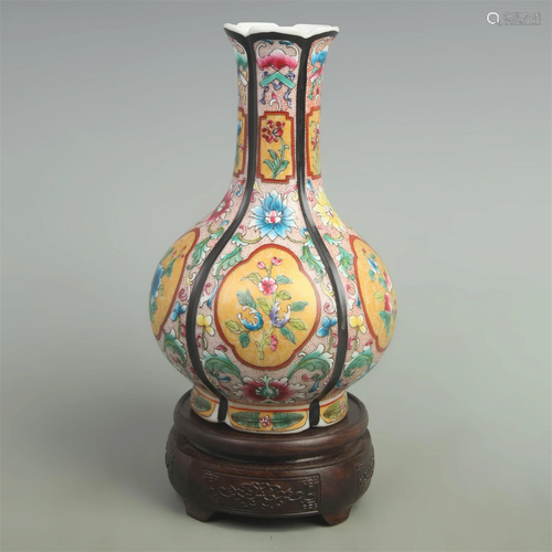 A FINE FAMILLE ROSE FLOWER PATTERN PORCELAIN BOTTLE