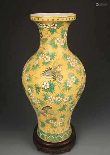 A YELLOW GLAZED FAMILLE ROSE PORCELAIN VASE