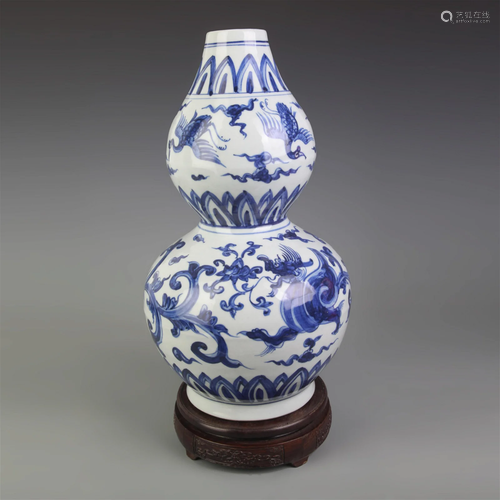 A FINE BLUE AND WHITE CRANE PATTERN CALABASH BOTTLE