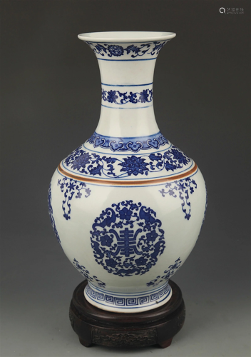 BLUE AND WHITE FINELY PAINTED DECORATIVE VASE