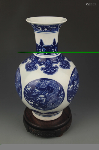 A BLUE AND WHITE DRAGON PATTERN PORCELAIN VASE