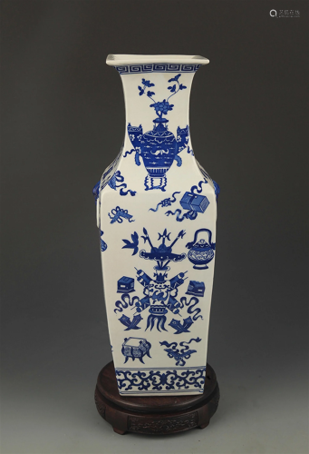 BLUE AND WHITE FLOWER PATTERN SQUIRE VASE