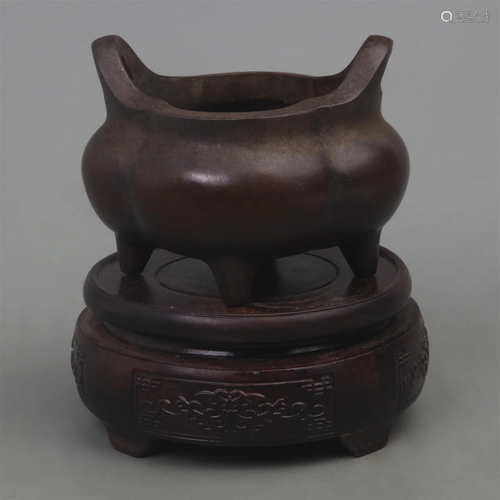 A FINE BRONZE DOUBLE EAR THREE FOOT BRONZE CENSER