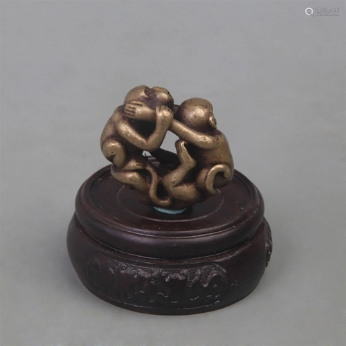 A SMALL BRONZE MONKEY STATUE