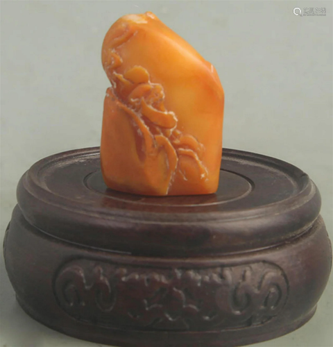 A FINELY CARVED TIAN HUANG STONE SEAL