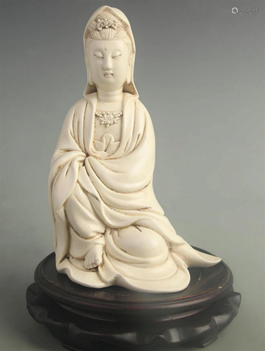 A DE HUA KILN PORCELAIN GUAN YIN FIGURE