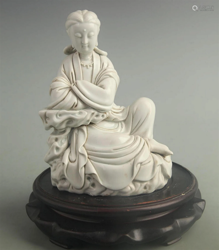 A DE HUA KILN PORCELAIN GUAN YIN FIGURE