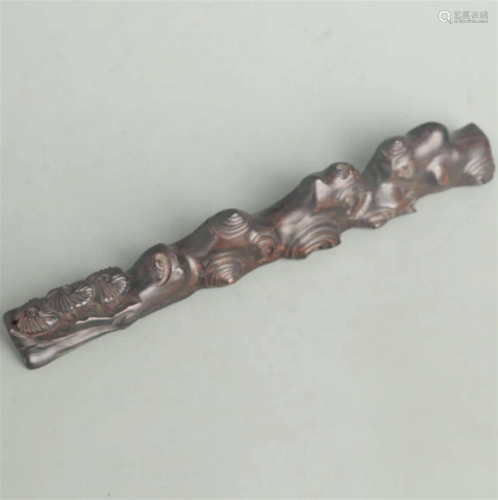A FINE RED SANDALWOOD CALLIGRAPHY PEN STAND