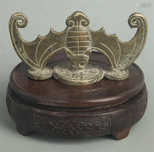 A FINE BAT PATTERN BRONZE CHINESE CALLIGRAPHY PEN STAND