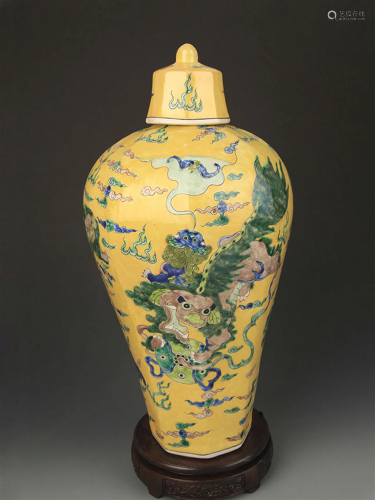 YELLOW GROUND SAN CAI COLOR LION PLAYING VASE
