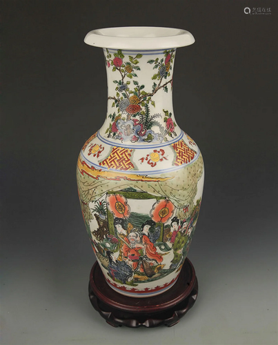 A FINE FAMILLE VERTE CHARACTER PATTERN PORCELAIN VASE