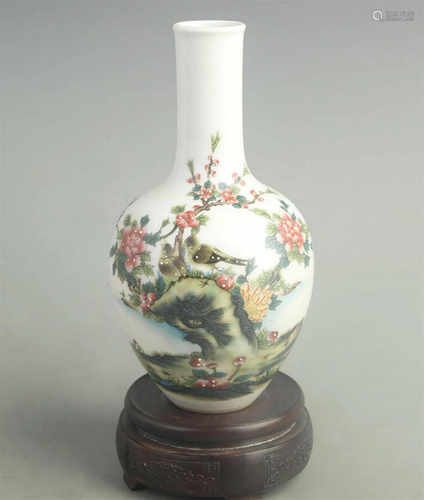 A FINE FAMILLE ROSE FLOWER AND BIRD PORCELAIN BOTTLE