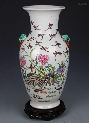 A LARGE FLOWER PATTERN PORCELAIN VASE